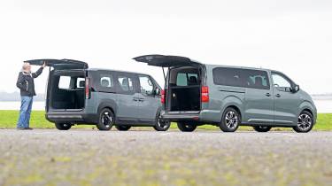 Kia PV5 Passenger и Vauxhall Vivaro Life с открытой задней частью
